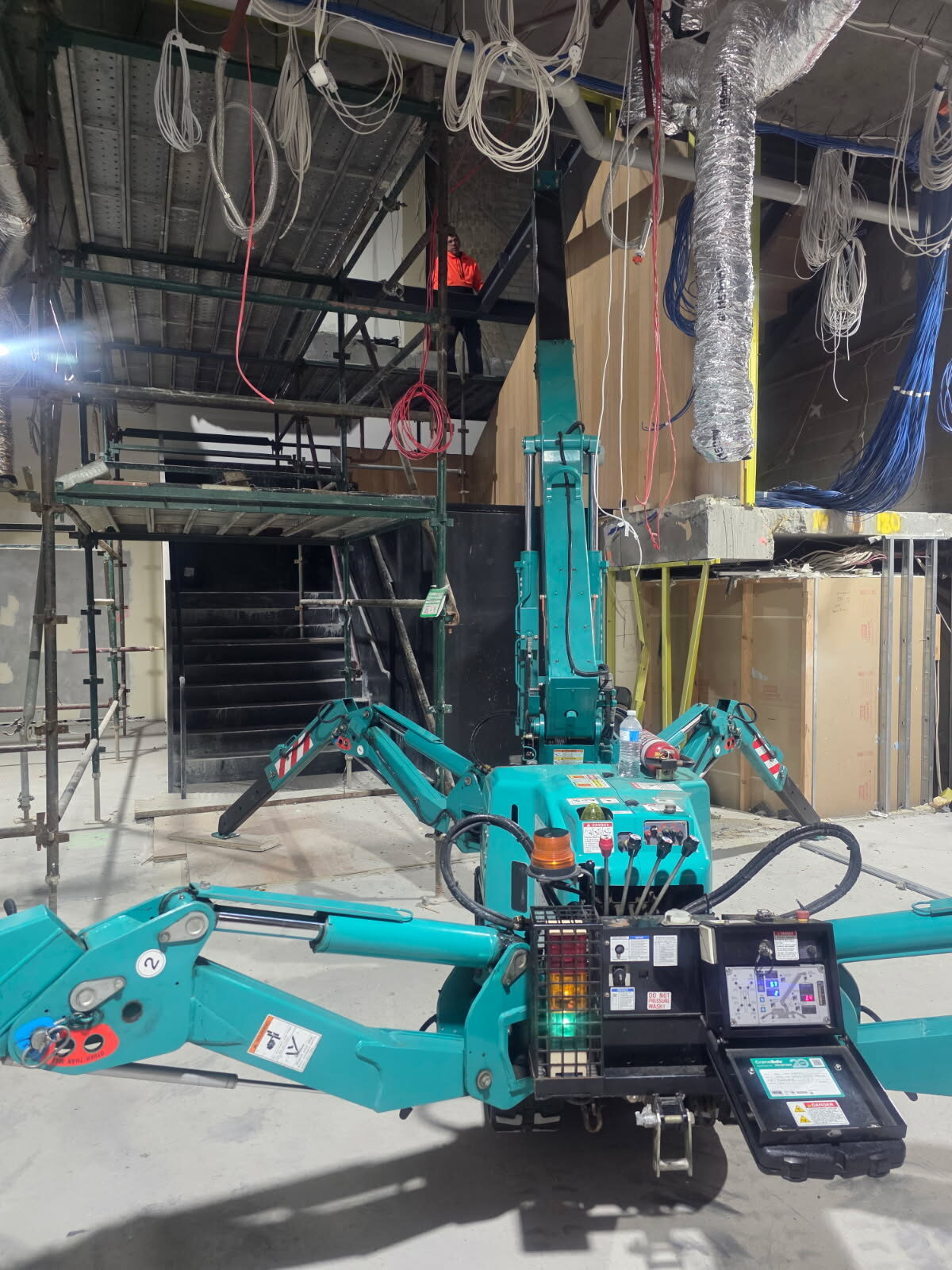Ability Cranes 2.85t Maeda spider crane lifting steel framing