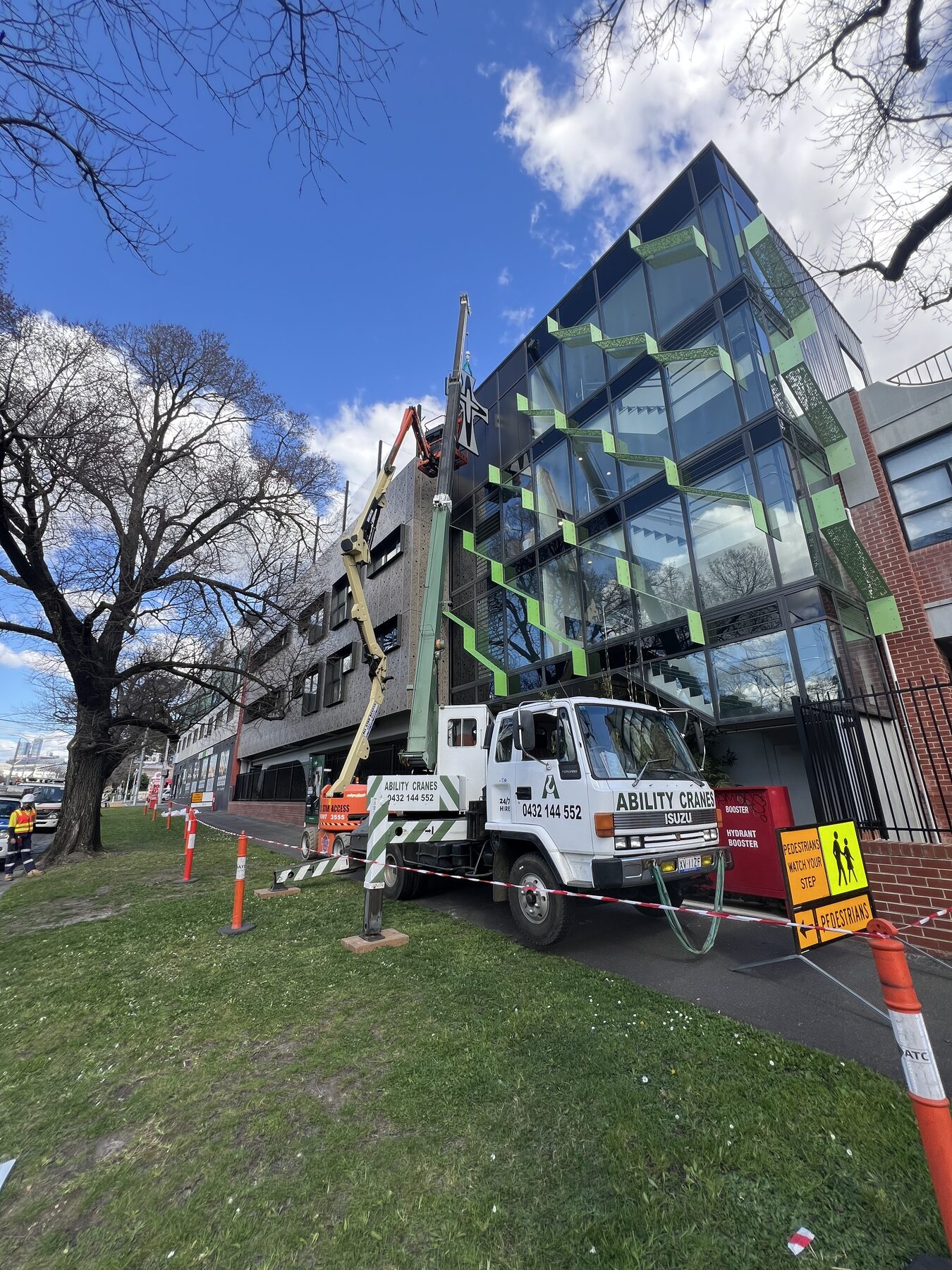 Ability Cranes 7t slew crane TS70M working in a tight CBD site
